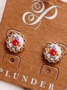 Plunder earrings white floral earrings   NWT boho earrings stud